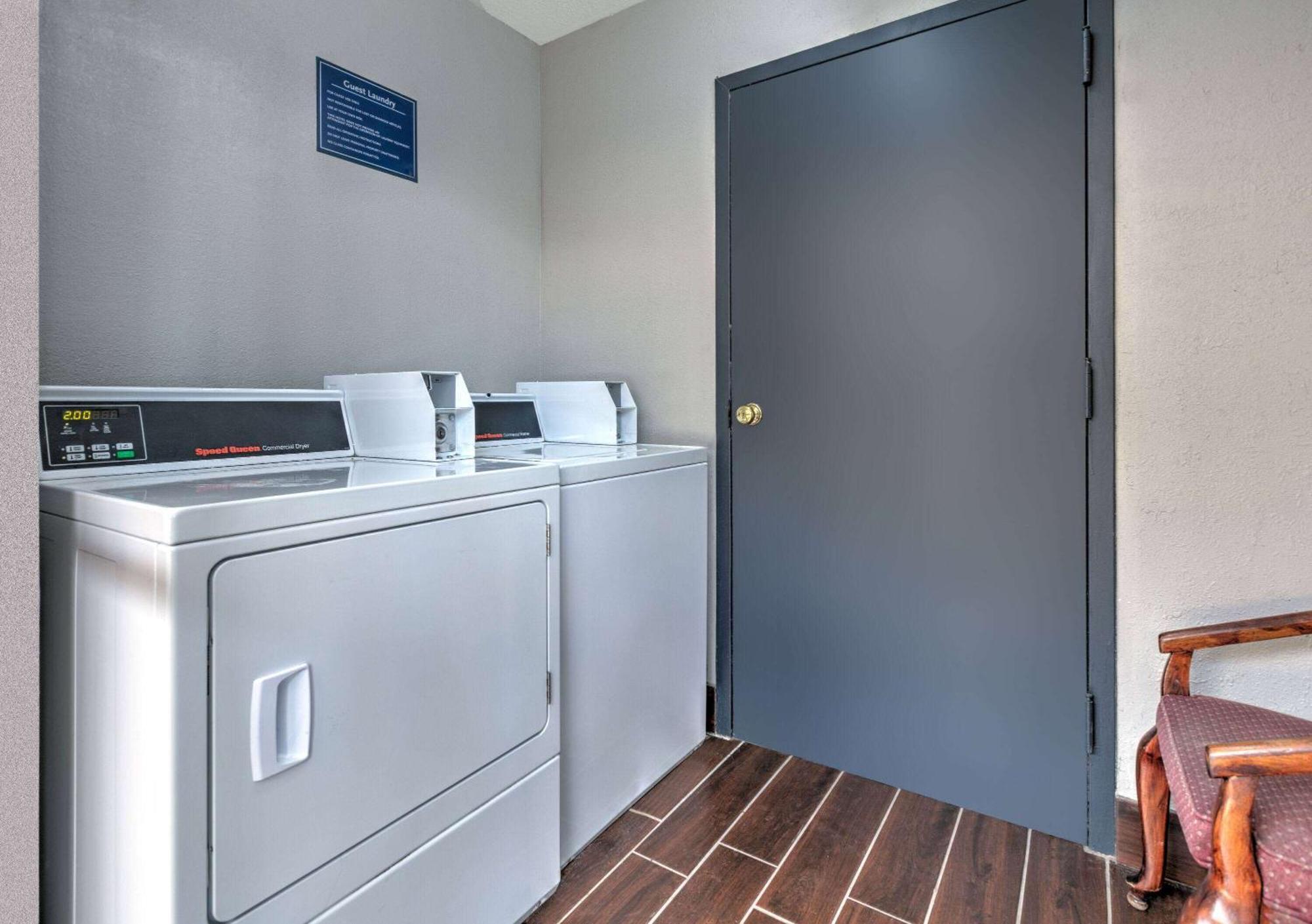 Days Inn By Wyndham Greenville Ms Exteriör bild