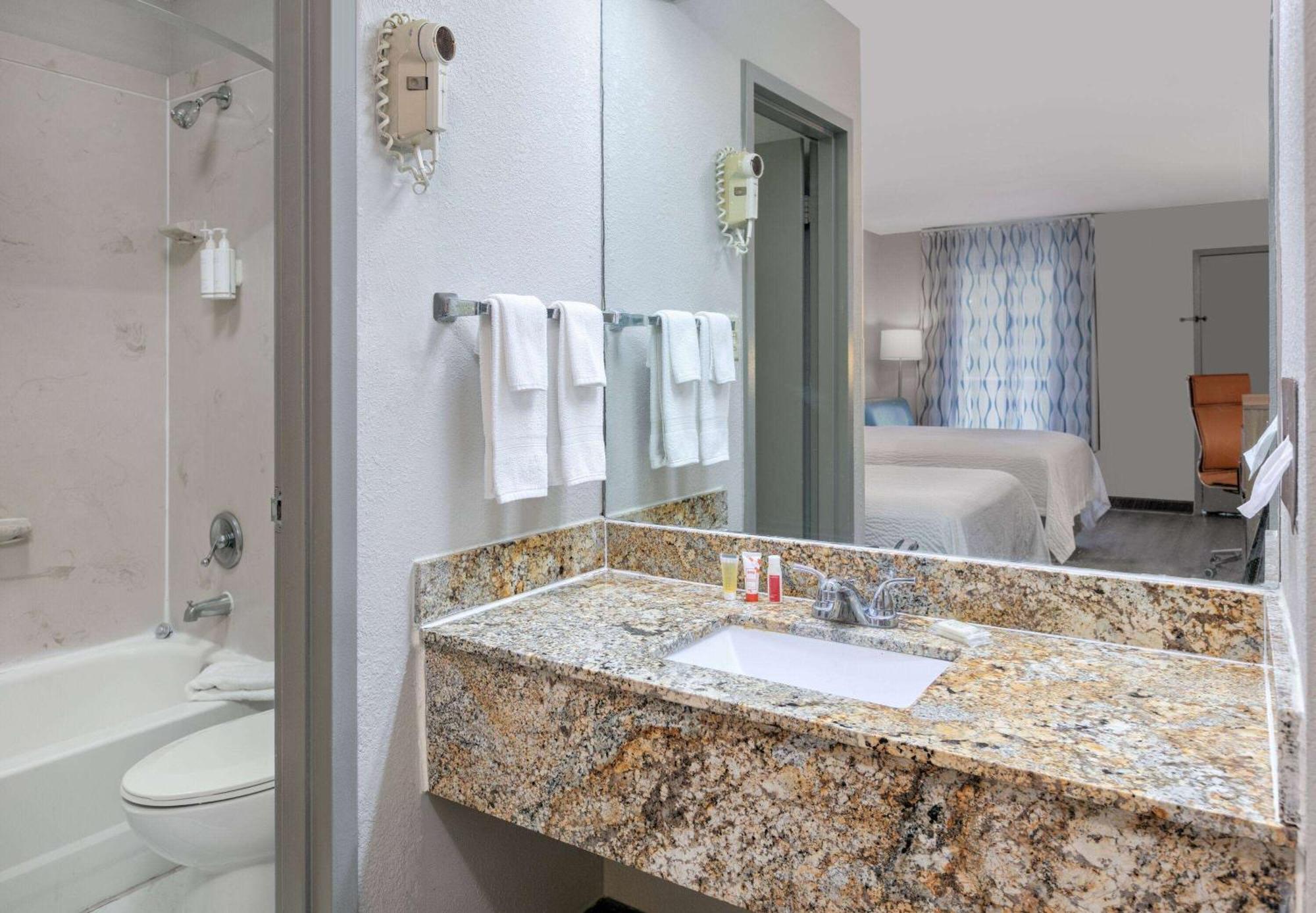Days Inn By Wyndham Greenville Ms Exteriör bild
